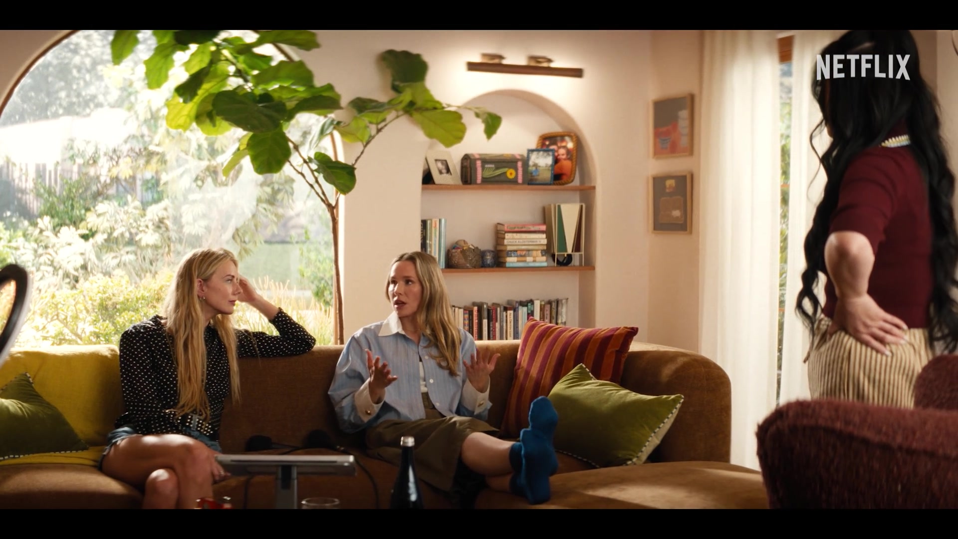 Joanne en haar zus Morgan op de bank in een scène uit Nobody Wants This seizoen 3