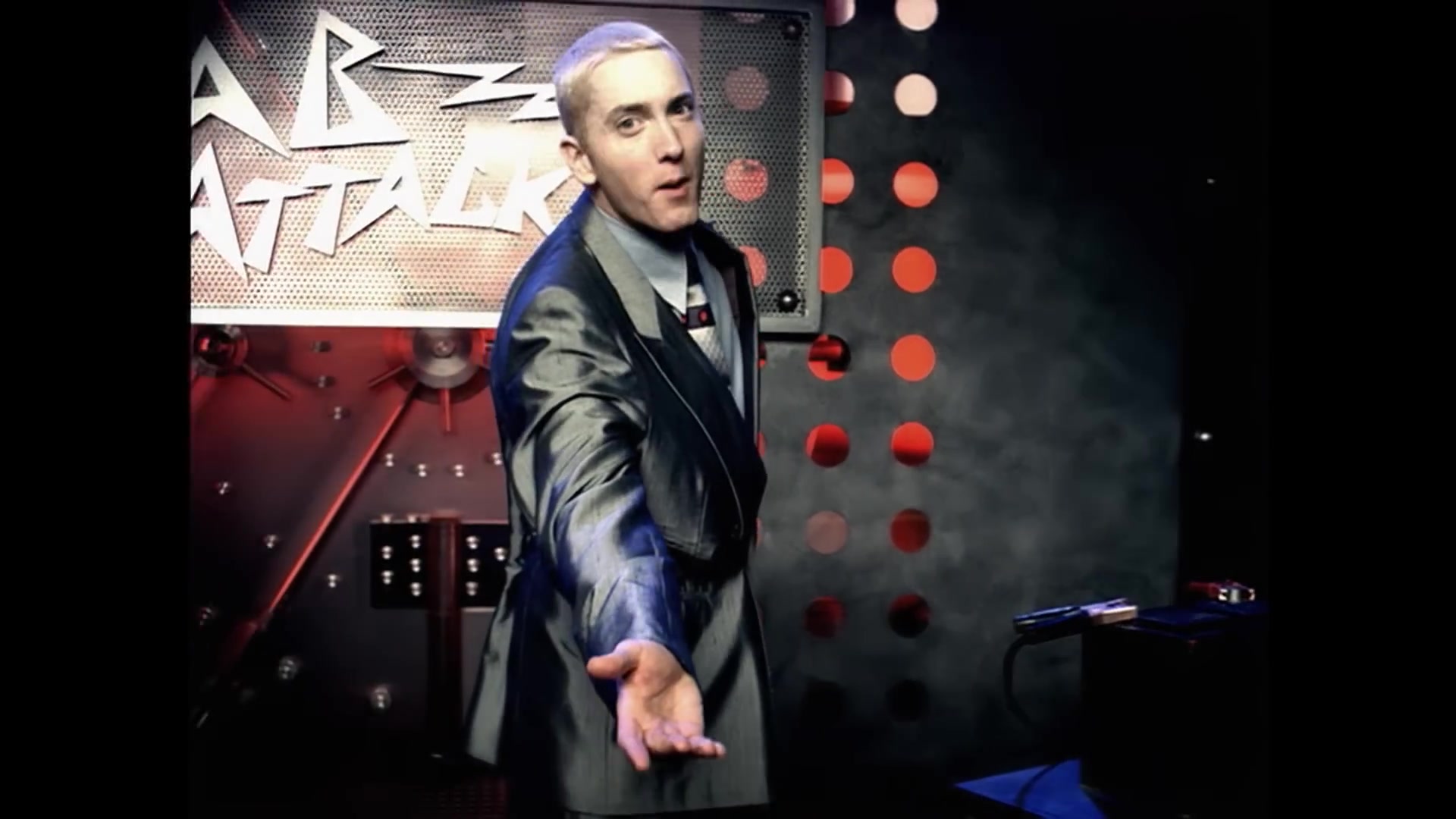 Eminem in een glimmende jas in de videoclip van Without Me