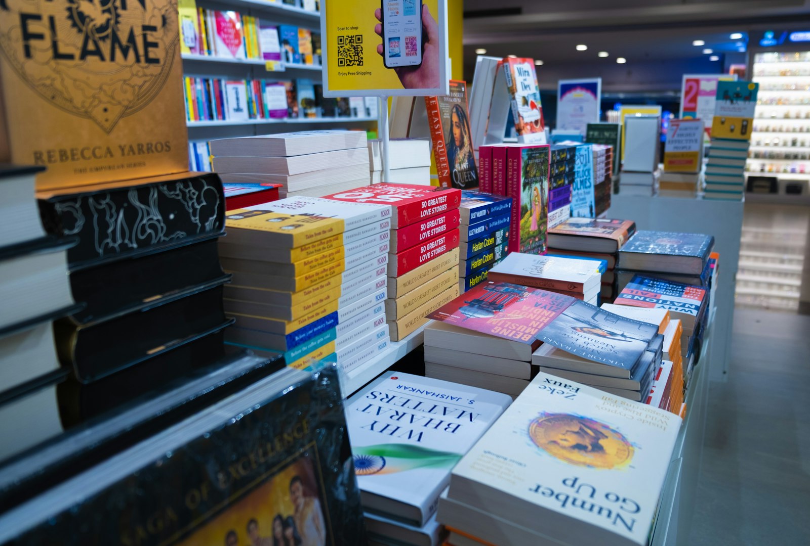 Een tafel met stapels boeken in een boekwinkel