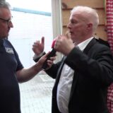 Peter Jan Rens in een zwart colbert tijdens een interview