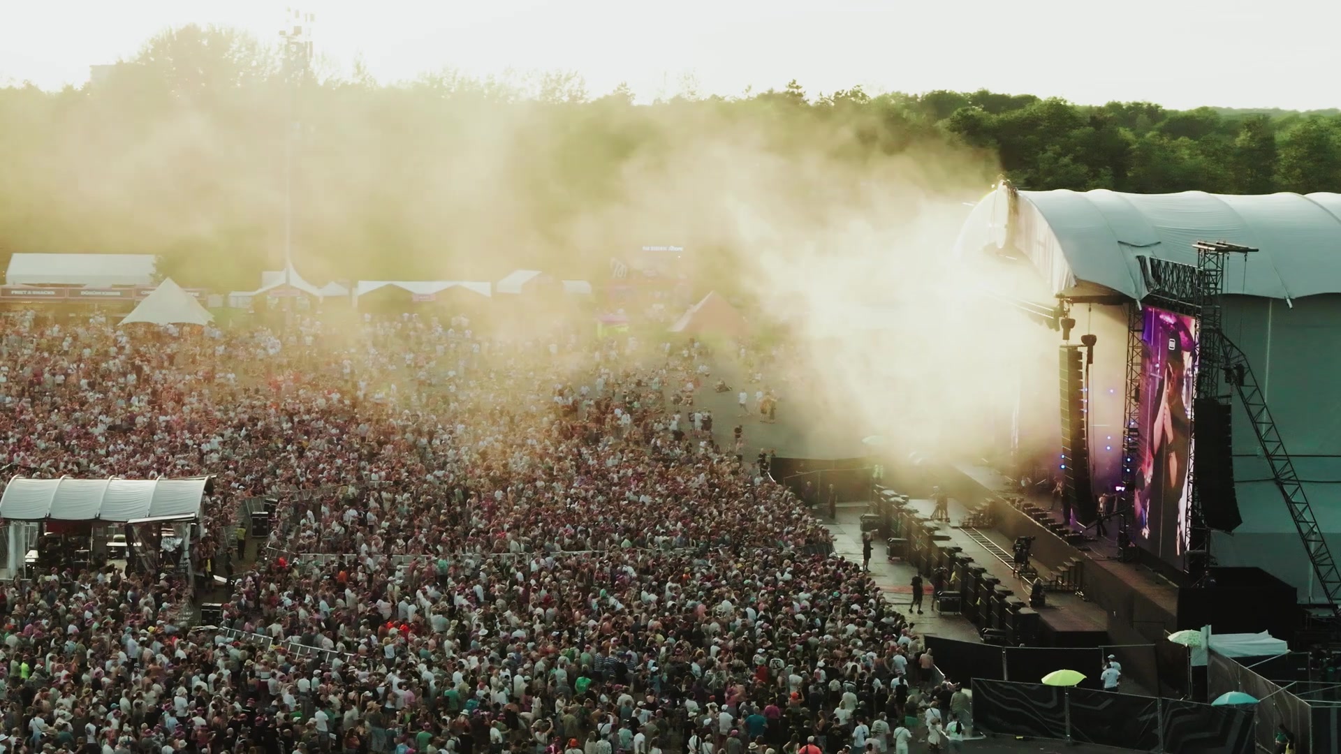 Uitzicht over het volle festivalterrein van Pinkpop in Landgraaf