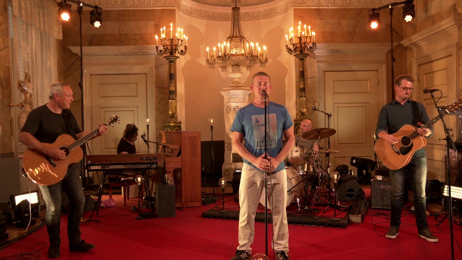 Racoon speelt live in een zaal met kroonluchters in Paleis Soestdijk
