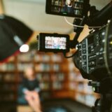 Een televisiecamera in een lege tv-studio