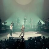 Podium van Carré tijdens het concert Rémi Live van Ronnie Flex, met band en zangers in het licht