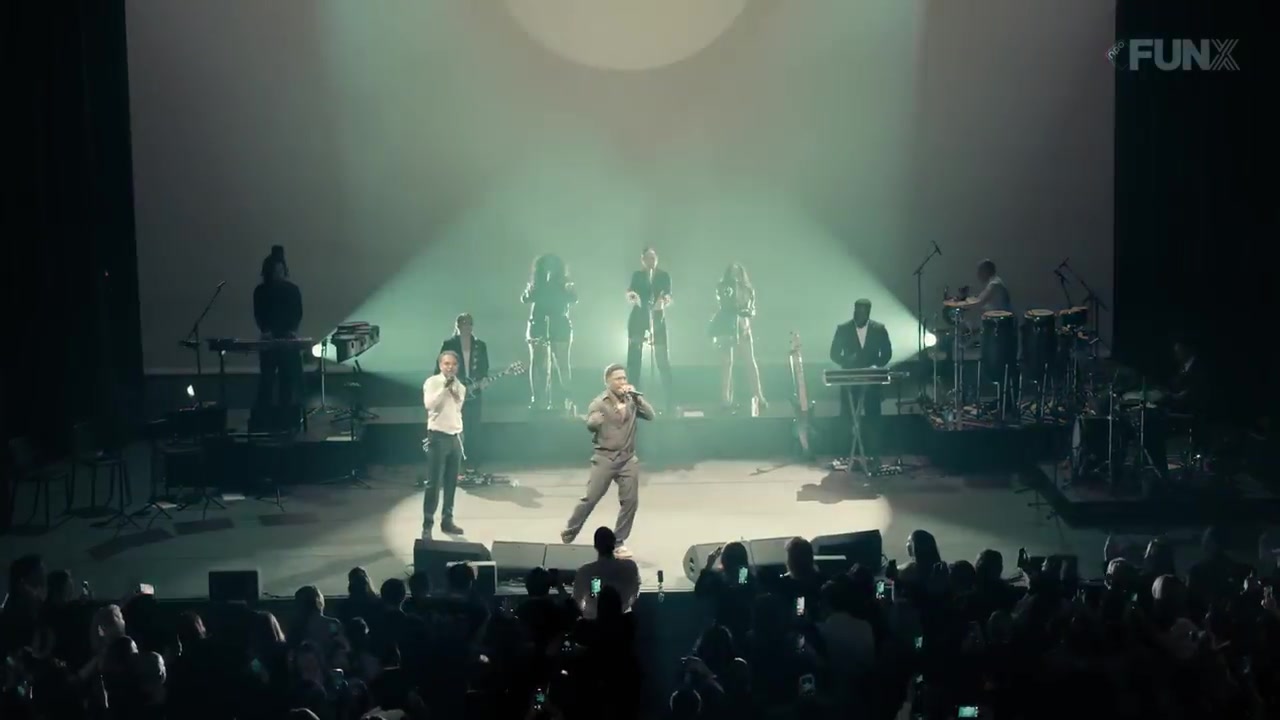 Podium van Carré tijdens het concert Rémi Live van Ronnie Flex, met band en zangers in het licht