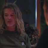 Raven van Dorst aan tafel tijdens een avondgesprek in Boerderij van Dorst