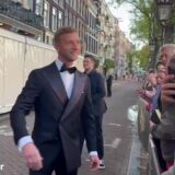 Presentator in smoking op de loper bij het Gouden Televizier-Ring Gala in Amsterdam