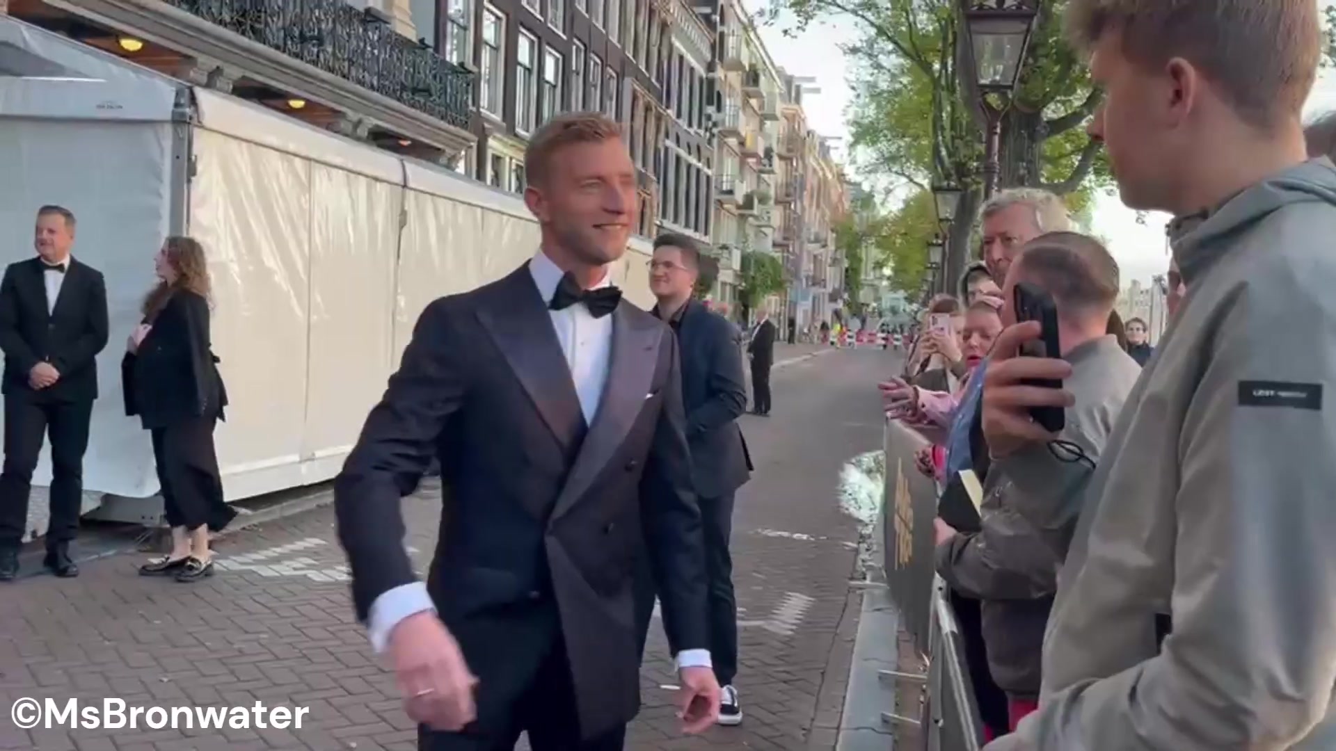 Presentator in smoking op de loper bij het Gouden Televizier-Ring Gala in Amsterdam