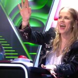 Ilse DeLange zwaait lachend vanuit haar rode draaistoel bij The Voice