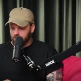 Tim Hofman met pet en baard aan tafel in een podcaststudio