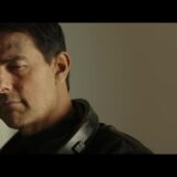 Tom Cruise als Maverick in een vliegeniersjack, uit de trailer van Top Gun: Maverick