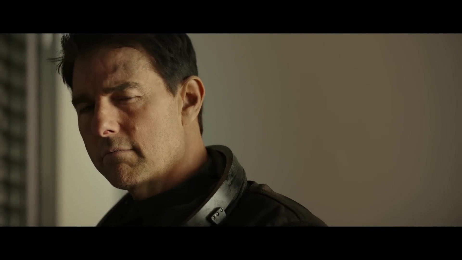 Tom Cruise als Maverick in een vliegeniersjack, uit de trailer van Top Gun: Maverick