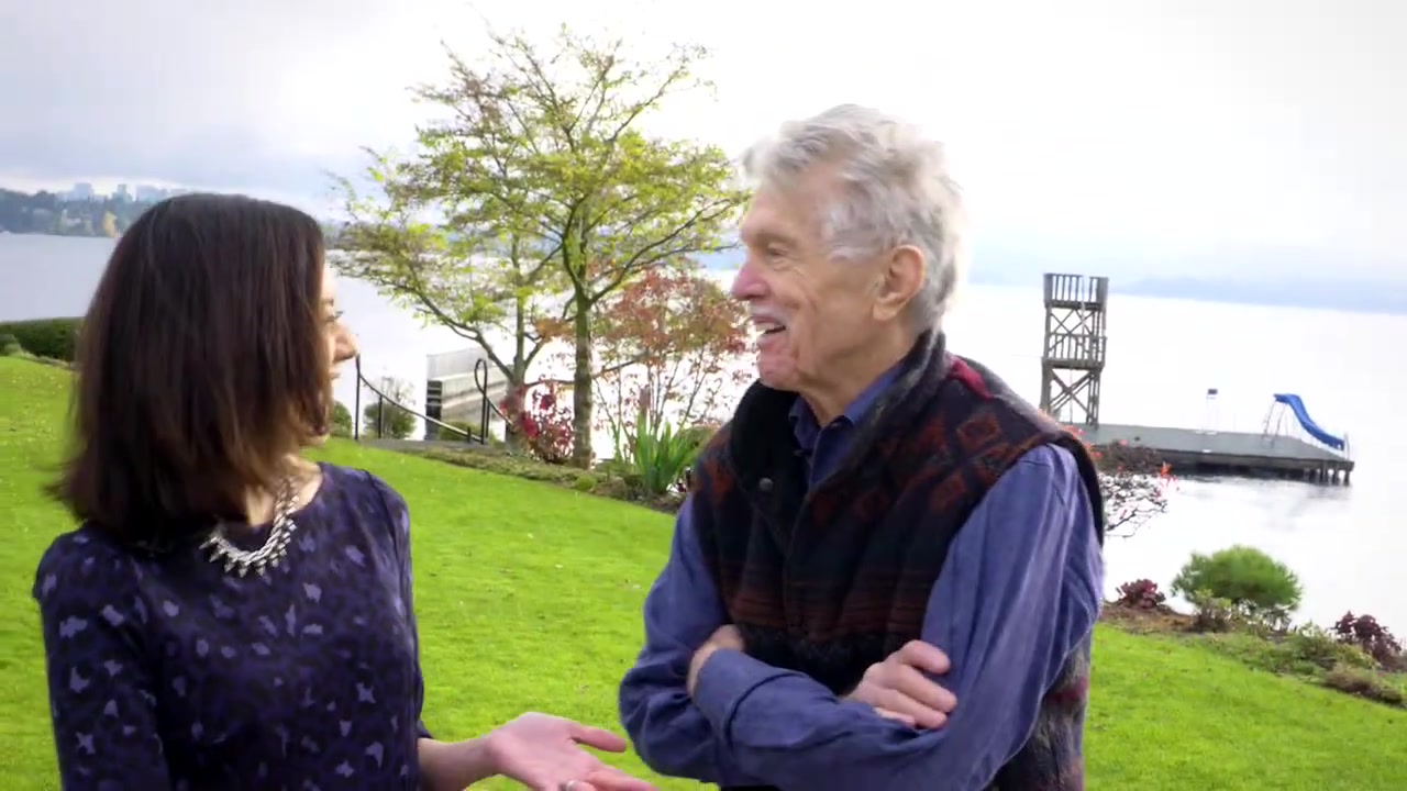 Acteur Tom Skerritt in gesprek tijdens een interview buiten aan het water