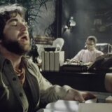 Scène uit de officiële videoclip van Africa van TOTO uit 1982