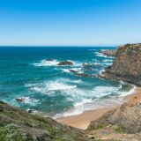Kustlijn met strand en kliffen in Portugal