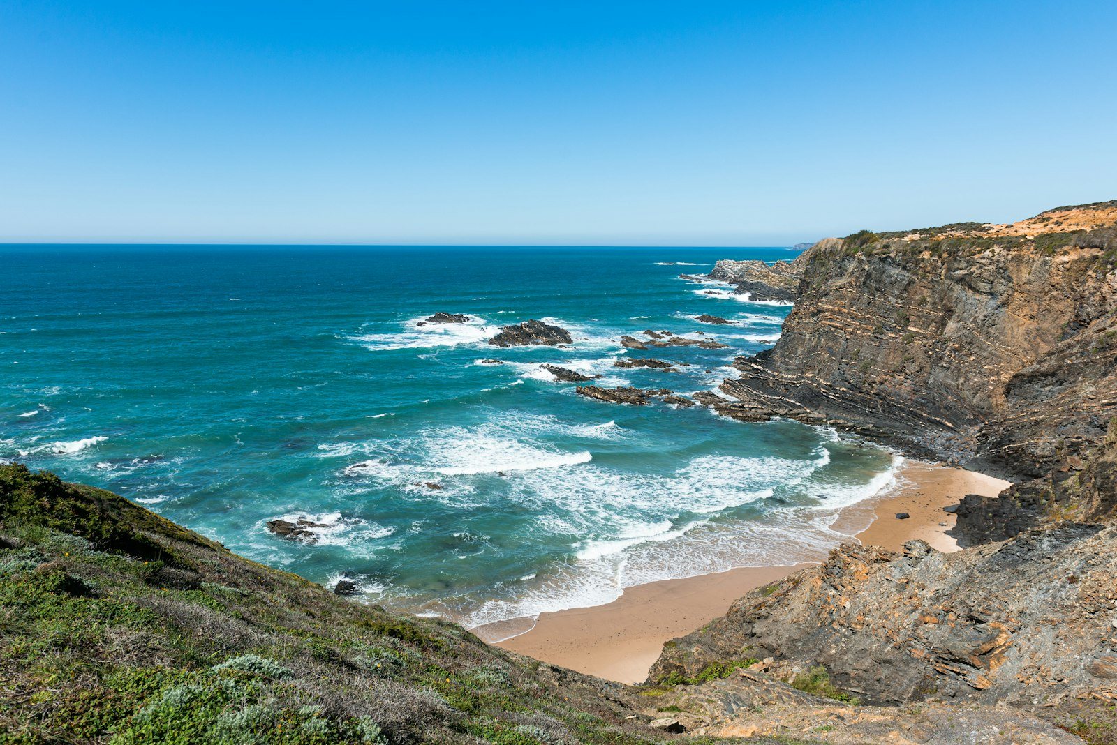 Kustlijn met strand en kliffen in Portugal