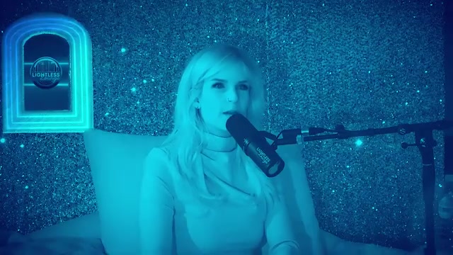 Twee mensen in gesprek aan podcastmicrofoons in een blauw verlichte studio