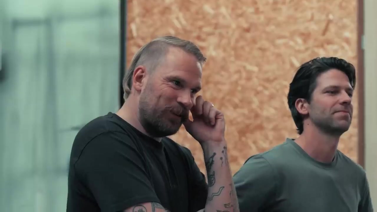 Twee leden van StukTV in de eerste aflevering van Waar de F*ck is Stuk