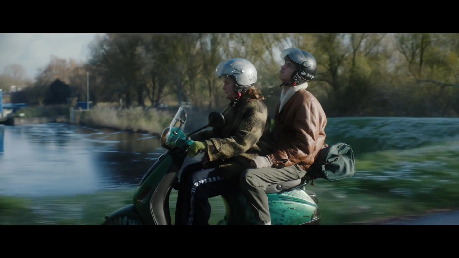 Scène uit de film Wen er maar aan met twee mensen op een scooter langs het water