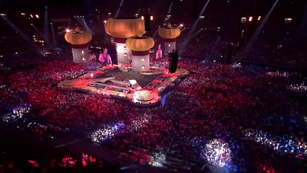 Overzicht van het podium van Toppers in Concert in de Johan Cruijff ArenA met een volle zaal