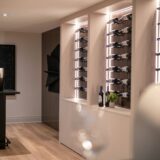 Verlichte wijnrekken in een moderne woonkamer