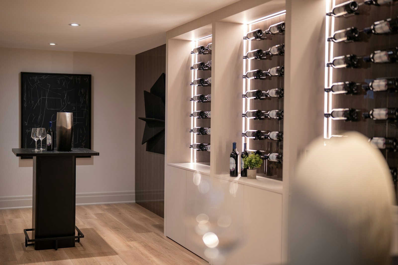Verlichte wijnrekken in een moderne woonkamer