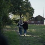 De boerderij uit Woeste Grond met een weiland ervoor, uit de officiële trailer van de serie