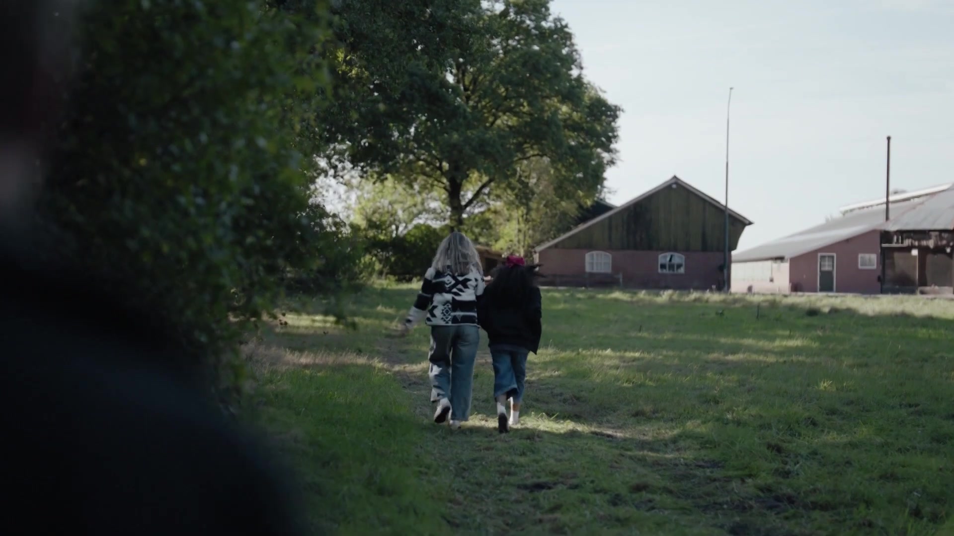 De boerderij uit Woeste Grond met een weiland ervoor, uit de officiële trailer van de serie
