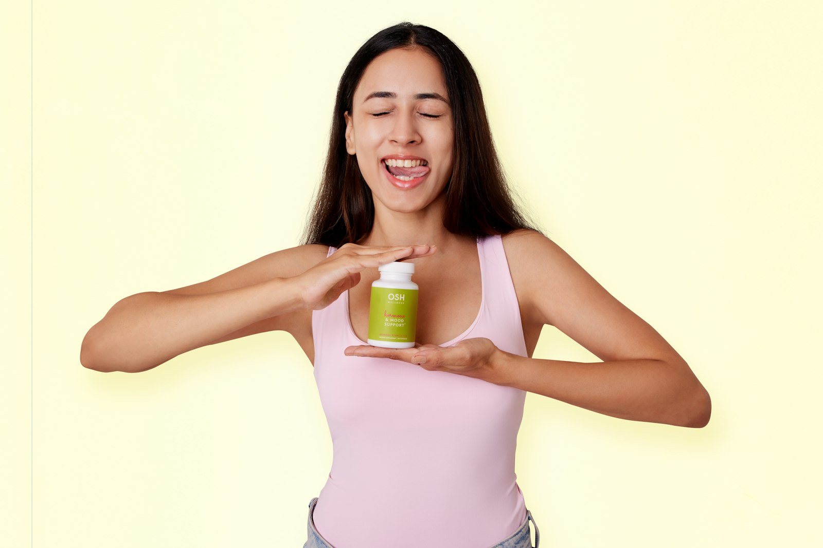 Vrouw houdt een pot met gefermenteerd groen voedsel vast