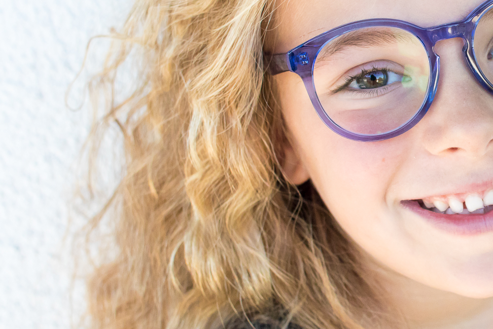Model Eva met kinderbril van Polette