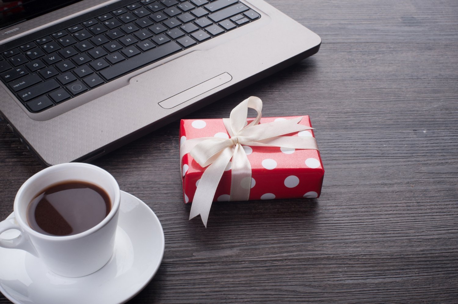 Jij zou als slimme en nieuwsgierige Nederlander kunnen weten dat relatiegeschenken voor zowel de aanbieder als ontvanger een enorme meerwaarde bieden. Een derde van alle ontvangers melden in een onderzoek dat ze na ontvangst van een relatiegeschenk of promotieartikel, eerder geneigd zijn om met deze aanbieder zaken te doen. Deze ontvangers herinnerden zich daarbij niet alleen beter de naam van dit bedrijf, maar waren ook overwegend positiever over de ‘gulle gever’! Met deze belangrijke informatie in gedachten moet je bovendien weten dat relatiegeschenken jouw bedrijf op een creatieve manier kunnen promoten. Om de maximale impact te bereiken, moet je dan wel de juiste promotionele producten kiezen om jouw bedrijf te vertegenwoordigen. En die perfect bij de gelukkige ontvangers passen. Wij vertellen jou hier waar op te letten. De kwaliteit staat centraal Elke sportliefhebber houdt ongetwijfeld van het ontvangen van een op maat gemaakt t-shirt met het logo van hun geliefde sport team. Maar deze grote vreugde zal snel verdwijnen als de stiksels ervan al na één keertje dragen los zouden komen. Het ergste wat de aanbieder van dit shirt dan kan overkomen, is dat hun weloverwogen gift publiekelijk op social media belachelijk gemaakt wordt. Wanneer jij op maat gemaakte merchandise distribueert. Dan is de kwaliteit van deze items absoluut een weerspiegeling van jouw bedrijf of doel. Kies in dit geval voor een betrouwbare leverancier van sportpolo’s met logo, zoals Pinkcube. Deze hoogwaardige Pinkcube relatiegeschenken zorgen ervoor dat jij altijd kwaliteit aanbiedt! Ken je publiek Het is van vitaal belang dat jij jouw doelgroep in het achterhoofd houdt bij het selecteren van jouw relatiegeschenk. Als dit bijvoorbeeld om een bedankje voor een donateur of fondsenwerver gaat, dan is het verstandig om een geschenk te vinden dat bij hun sociaal bewuste waarden aansluit. Er zijn honderden, zo niet duizenden, promotieartikelen beschikbaar. Doe dus een klein beetje onderzoek. Wat bieden jouw concurrenten? Welke gifts hebben het hoogste slagingspercentage? Antwoorden op dit soort vragen zullen al vlot aangeven waarin mensen geïnteresseerd zijn. En wat waarschijnlijk een populair geschenk is. Plus het relatiegeschenk dat jij uitkiest, moet ook zeker relevant voor jouw bedrijf en branche zijn. Hoewel het soms verleidelijk kan zijn om je marketingbudget aan de allernieuwste trendy items uit te geven, creëren deze unieke promo artikelen wellicht niet het gewenste marketing resultaat. Maak een prioriteit van bruikbaarheid Hoewel jij misschien redelijk snel in de verleiding komt om voor eigenzinnige of unieke merk merchandise te gaan, kan dit een riskante marketingstrategie zijn. Deze artikelen kunnen soms zo ongewoon zijn, dat ze uiteindelijk weinig nut hebben. En zo dus enkel stof bij de ontvangers vergaren. We gebruiken dagelijks echter allemaal wel items zoals pennen, mokken en notitieblokken. En als je klantenbestand bijvoorbeeld bijzonder technisch onderlegd is, overweeg dan essentiële producten zoals USB sticks of telefoon opladers weg te geven. Deze zullen in dit geval veel handiger dan een artikel zijn dat weinig functioneel nut biedt. Het is daarnaast zeer verstandig om geschenken te selecteren die bij het seizoen passen waarin jij jouw promo actie organiseert. Zelfs de meest stijlvolle zonnebrillen zullen aan het begin van de winter minder van nut zijn. Dit terwijl een paraplu tijdens een hittegolf ook niet echt zal aanslaan. Focus op milieuvriendelijke producten Het milieu en de duurzaamheid van onze maatschappij is nu vaak cruciaal voor het hebben van succes bij elke marketingcampagne. Dit geldt vooral als het om een Millennial of Gen-Z doelgroep gaat. Door voor milieuvriendelijke relatiegeschenken te kiezen, zal jouw bedrijf meehelpen de strijd tegen de klimaatverandering aan te gaan. En tegelijkertijd een groen bedrijfsimago genereren. Iets wat zonder twijfel een win-winsituatie is! Enkele populaire voorbeelden van milieuvriendelijke relatiegeschenken zijn: herbruikbare waterflessen, eco tassen en pennen. Of gebreide RPET polyester mutsen die van gerecyclede PET-flessen zijn gemaakt. Uiteindelijk is het zo, dat of jouw bedrijf nu groot of klein is, jouw promotiestrategie essentieel voor het blijvende succes ervan is. Het is daarom een uitstekend idee om zeer selectief te zijn waar jij je logo en bedrijfsnaam op zet. Vermijd om deze reden zonder meer goedkope of slecht gemaakte producten. Zorg er uiteraard wel voor dat jouw relatiegeschenk keuzes relevant voor je bedrijf zijn. En dat deze ook bijzonder nuttig voor jouw doelgroep zijn. Zo zal je gift zeker goed ontvangen worden en een blije ontvanger opleveren. Iets wat zonder meer een goede mond-op-mond of social media reclame zal opleveren.