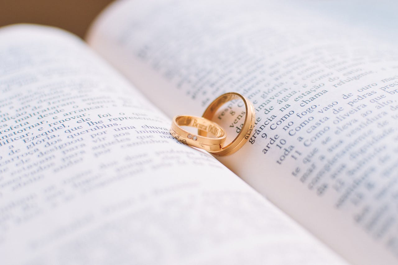Een tijdloos symbool van liefde: de geschiedenis en tradities van trouwringen