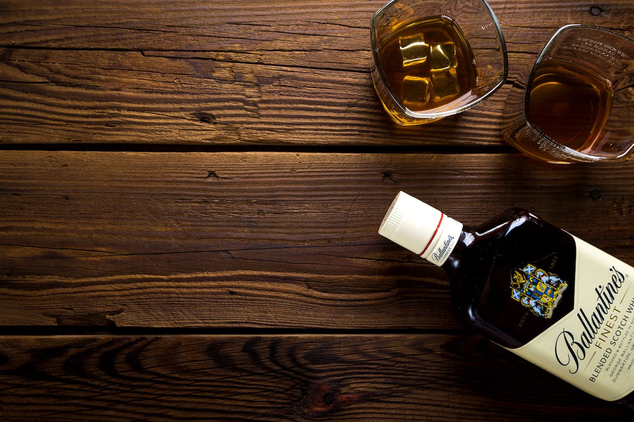 Whisky of cognac nemen tijdens een feestje